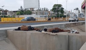 Hombres en situación de calle duermen sobre pilares del distribuidor Universidad