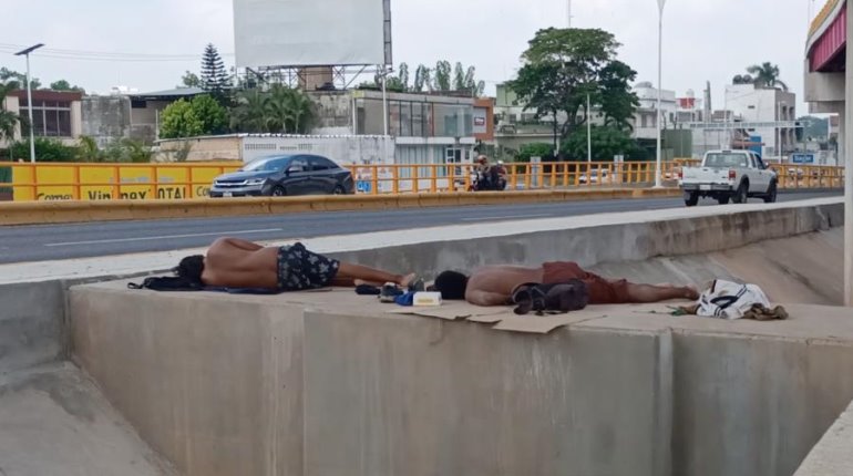 Hombres en situación de calle duermen sobre pilares del distribuidor Universidad