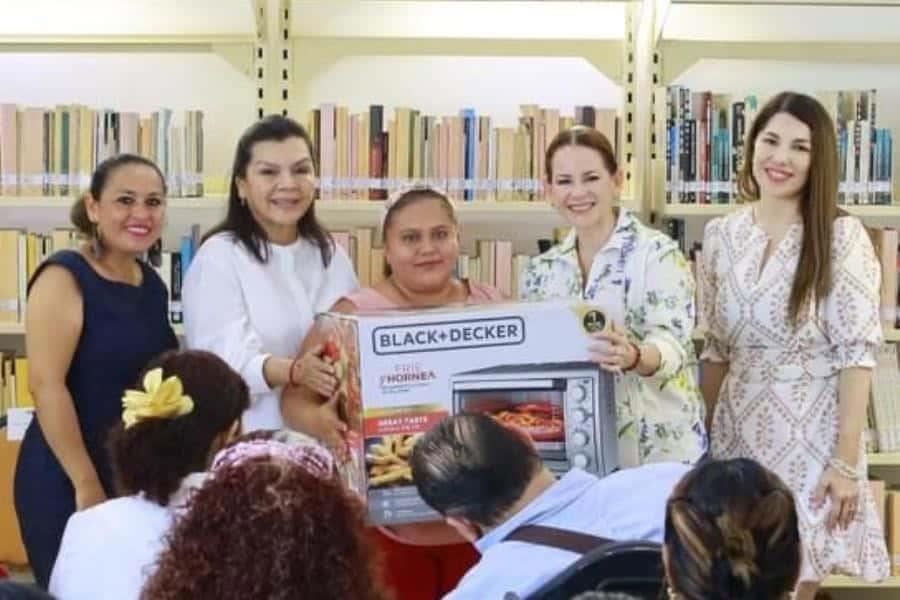 Entrega Centro hornos a egresadas de curso de repostería