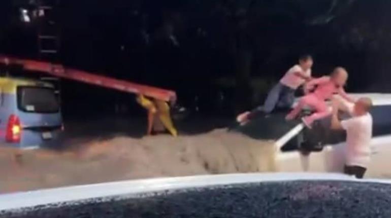 Niña es rescatada de una camioneta tras desbordar río en Zapopan, Jalisco