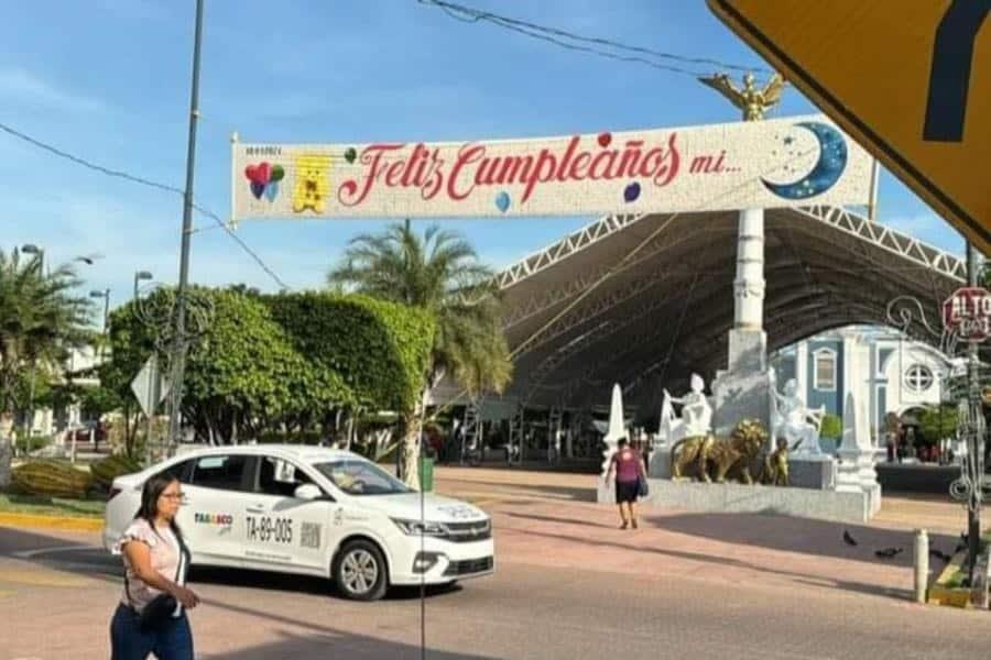 Aparecen mantas en Comalcalco... pero de felicitaciones