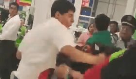 Captan a jóvenes agrediendo a policías dentro de supermercado en CDMX