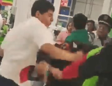 Captan a jóvenes agrediendo a policías dentro de supermercado en CDMX