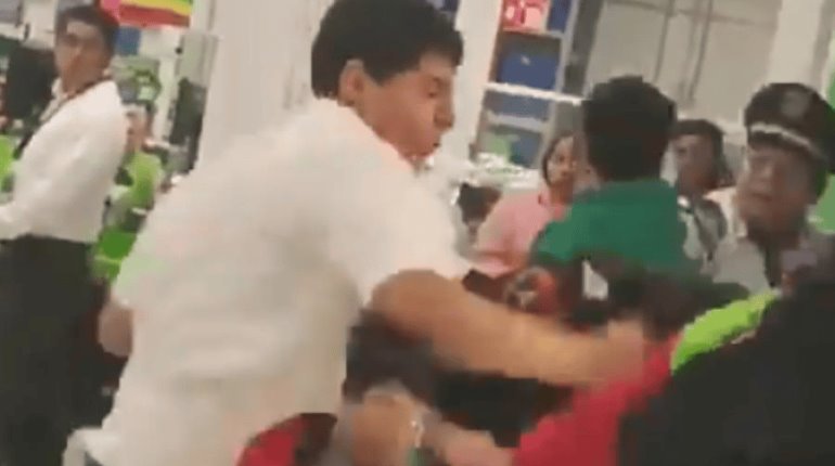 Captan a jóvenes agrediendo a policías dentro de supermercado en CDMX