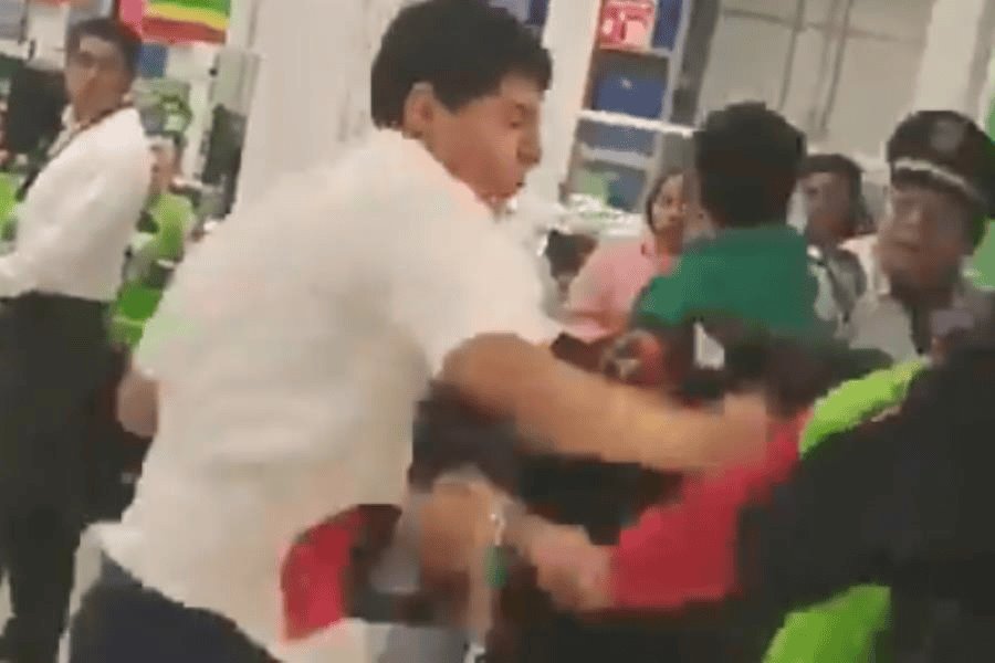 Captan a jóvenes agrediendo a policías dentro de supermercado en CDMX