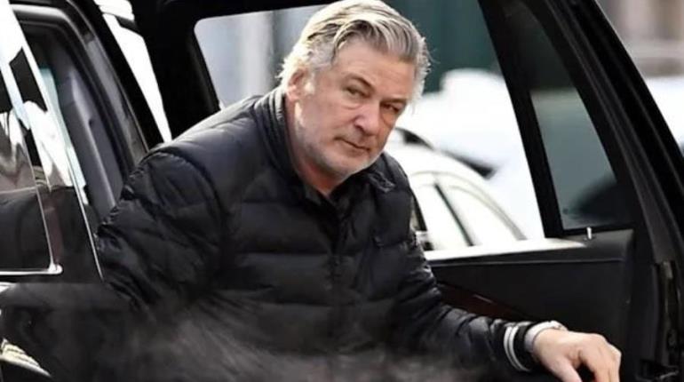 Fiscal de EE. UU. pide reinstaurar cargos contra Alec Baldwin por disparar en la filmación de "Rust"