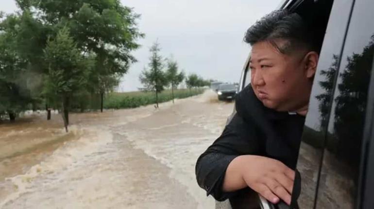 Ordena Kim Jong-un ejecutar a 30 funcionarios por inundaciones en Corea del Norte