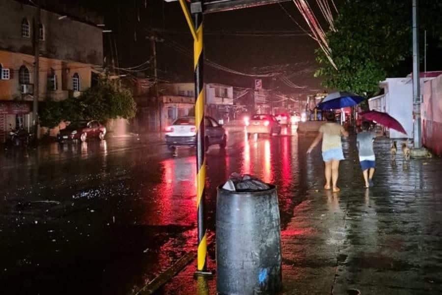 Fuertes lluvias provocan anegaciones y apagones en diversas zonas de Villahermosa