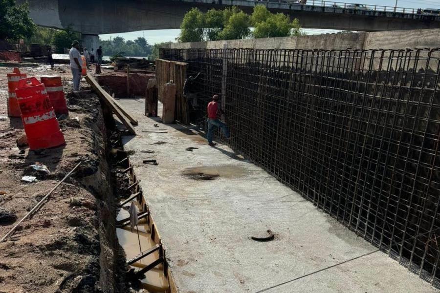 Avanza construcción de muro en Gaviotas ante posible incremento del Grijalva