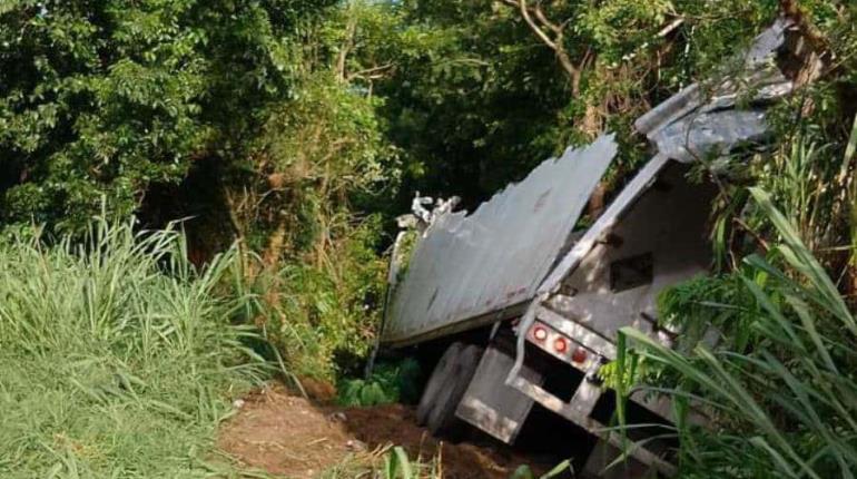 Tráiler se sale de carretera y maniobras para retirarlo colapsan la Villahermosa-Cárdenas