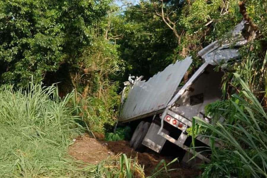 Tráiler se sale de carretera y maniobras para retirarlo colapsan la Villahermosa-Cárdenas