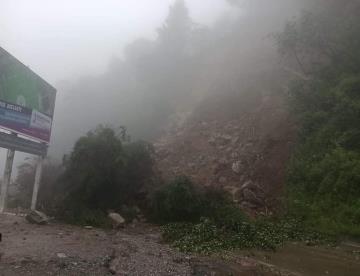 Captan momento en que se desgaja cerro en Querétaro