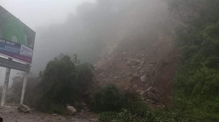 Captan momento en que se desgaja cerro en Querétaro