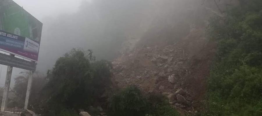 Captan momento en que se desgaja cerro en Querétaro