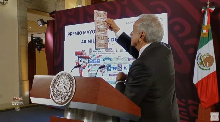 Exhibe AMLO ´cachito´ de la lotería del 15 de septiembre con premio mayor de 40 mdp 
