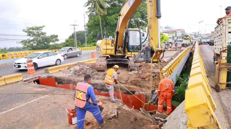 Colocan ataguías metálicas en puente de Ruiz Cortines por la Laguna de las Ilusiones