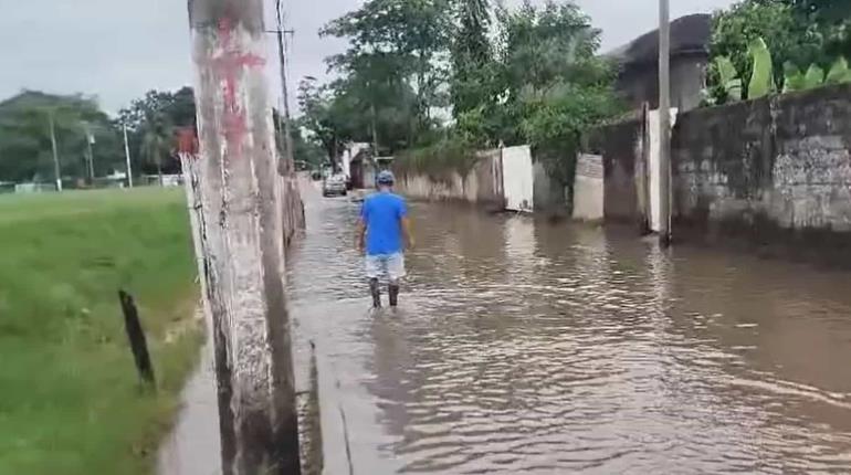 Vecinos de sector ´La Raya´ de Miguel Hidalgo bloquean carretera por anegación de calle principal