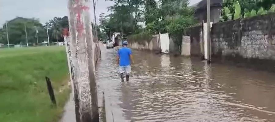 Vecinos de sector ´La Raya´ de Miguel Hidalgo bloquean carretera por anegación de calle principal