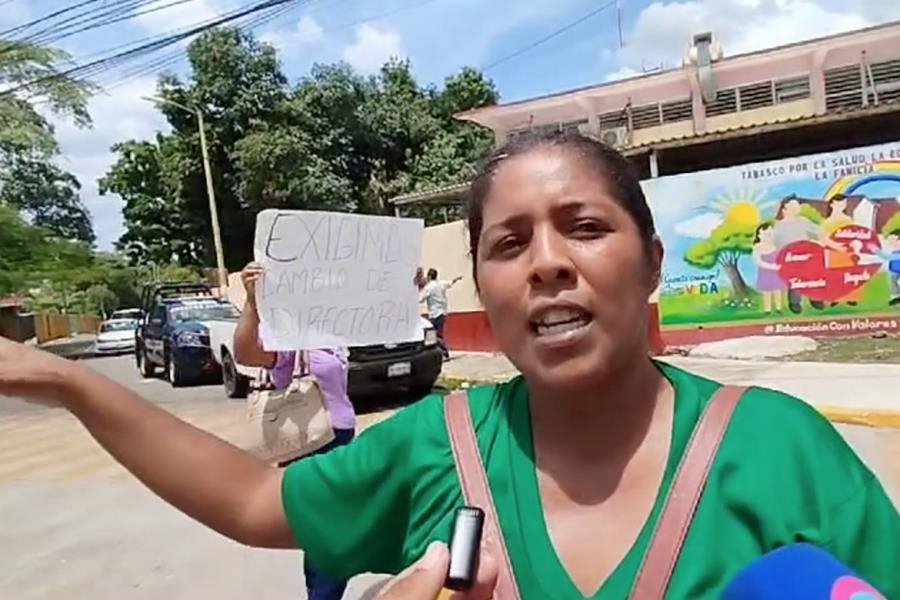 Bloquean Usumacinta papás de Telesecundaria en Huimanguillo