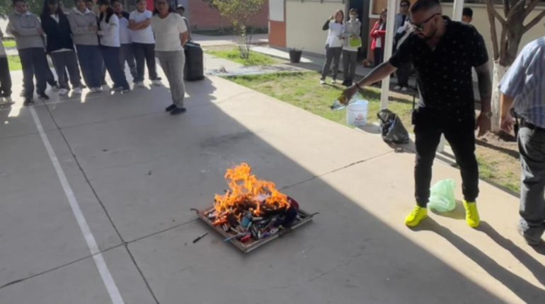 Secundaria en Durango decomisa y quema celulares y artículos de alumnos que están prohibidos