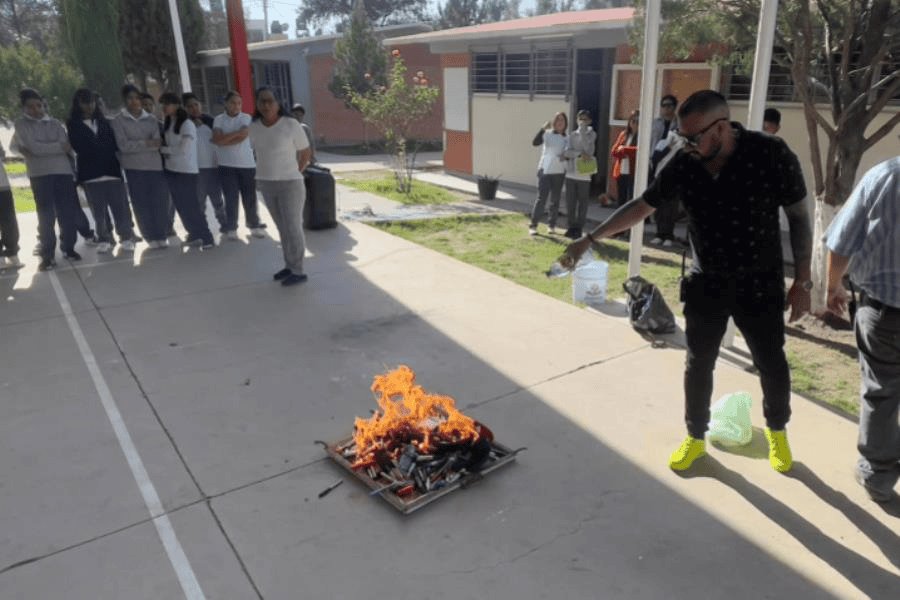 Secundaria en Durango decomisa y quema celulares y artículos de alumnos que están prohibidos