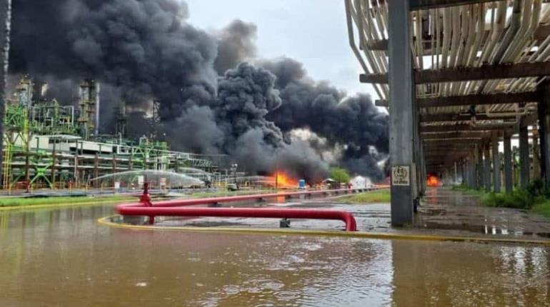 Mueren 2 trabajadores tras incendio en refinería de Salina Cruz