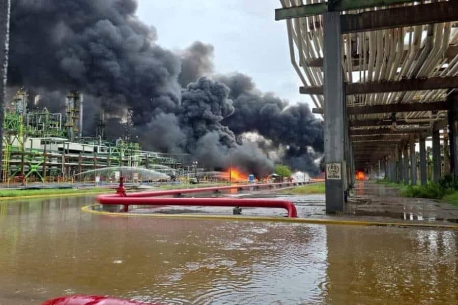 Mueren 2 trabajadores tras incendio en refinería de Salina Cruz