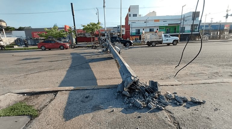 Colapsa poste de CFE sobre periférico tras ser impactado por un camión