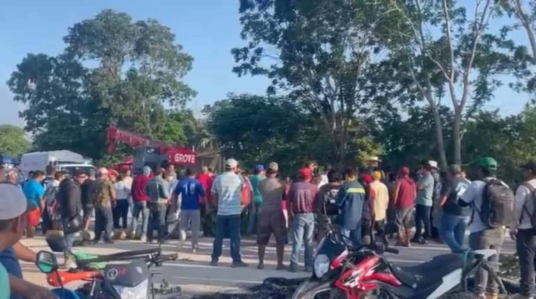 14 horas quedan atrapados viajeros en la Escárcega – Chetumal por bloqueo