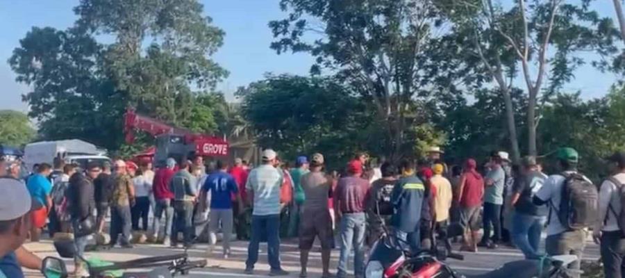 14 horas quedan atrapados viajeros en la Escárcega – Chetumal por bloqueo