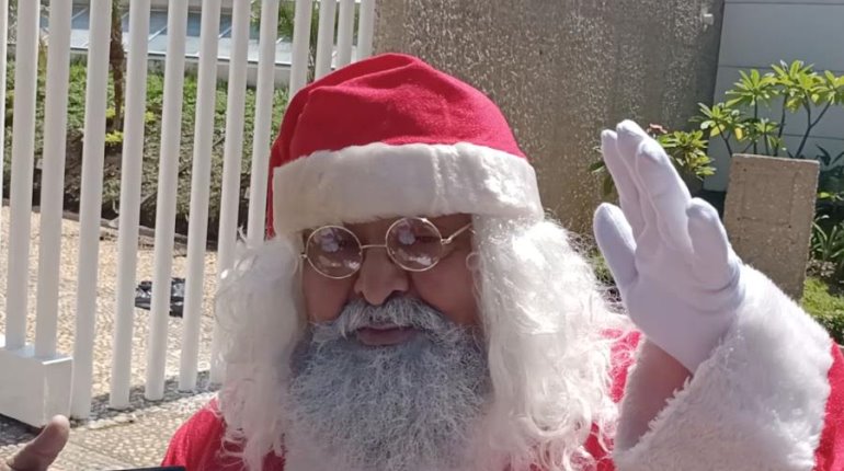 Recibe Santa-taxista primera donación de juguetes para niños de escasos recursos