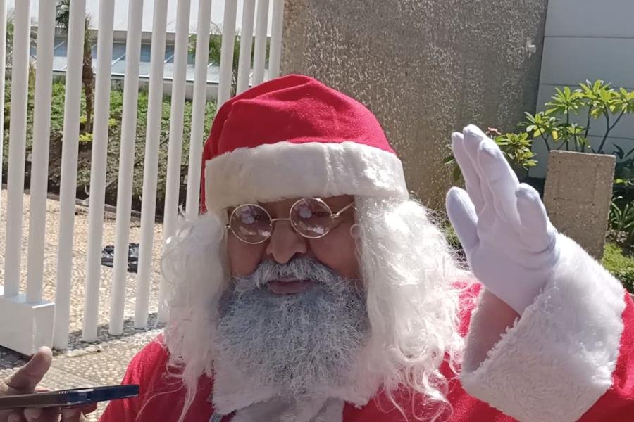 Recibe Santa-taxista primera donación de juguetes para niños de escasos recursos