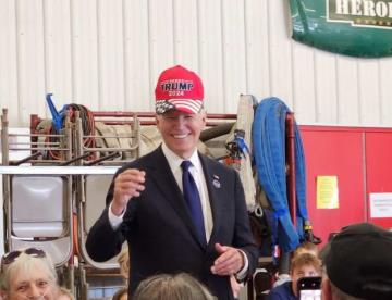 Joe Biden sorprende usando gorra en apoyo a Trump