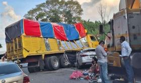 Se registra accidente en la Villahermosa-Escárcega y rapiñan tráiler de maíz