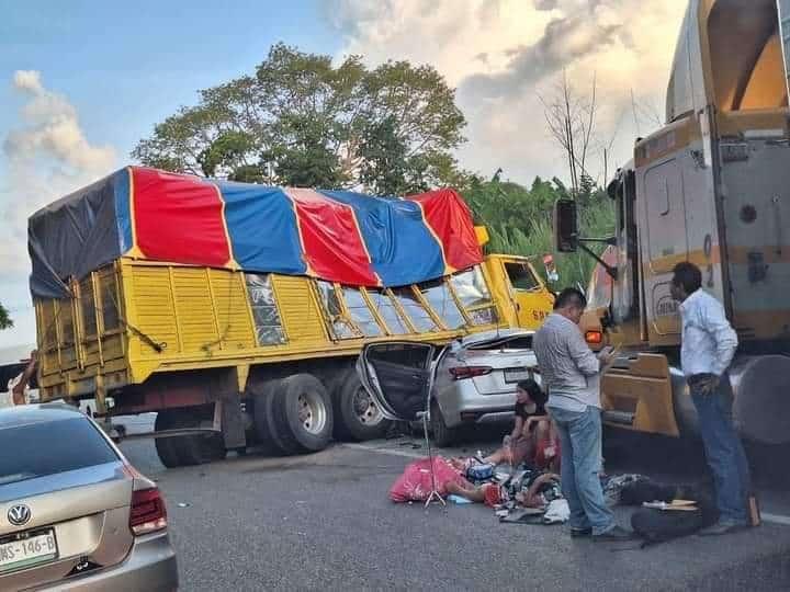 Se registra accidente en la Villahermosa-Escárcega y rapiñan tráiler de maíz