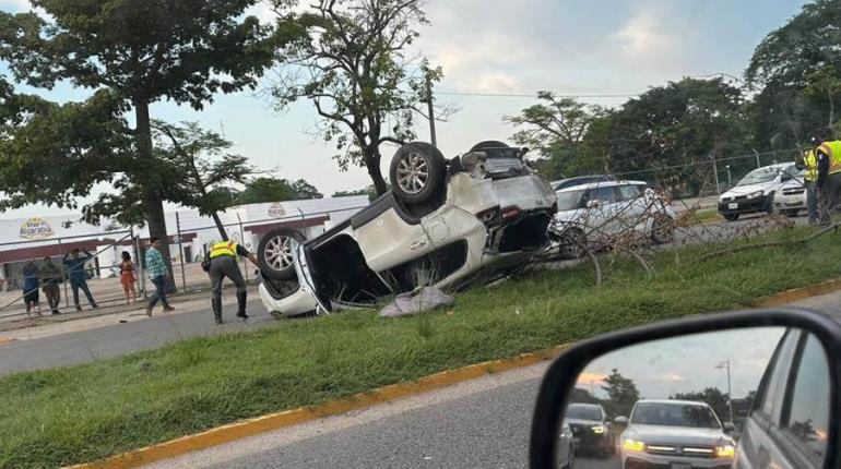 Conductor vuelca sobre el bulevar Bicentenario y abandona el vehículo