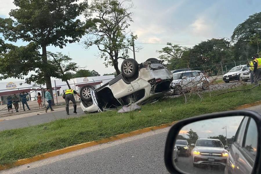 Conductor vuelca sobre el bulevar Bicentenario y abandona el vehículo