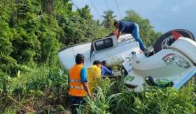 Conductor de tráiler sale ileso tras terminar volcado en la Comalcalco – Paraíso