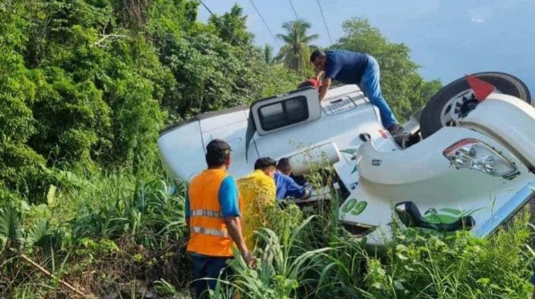 Conductor de tráiler sale ileso tras terminar volcado en la Comalcalco – Paraíso