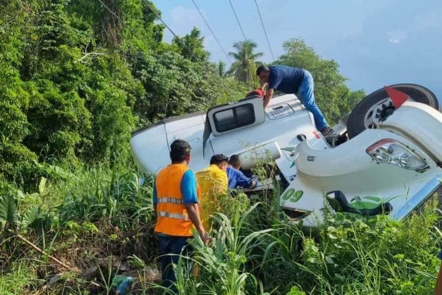 Conductor de tráiler sale ileso tras terminar volcado en la Comalcalco – Paraíso