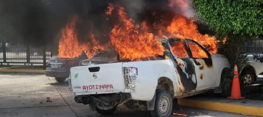 Normalistas de Ayotzinapa incendian vehículos frente a Congreso de Guerrero