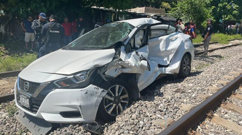 Vehículo es arrollado por Tren Interoceánico en Veracruz