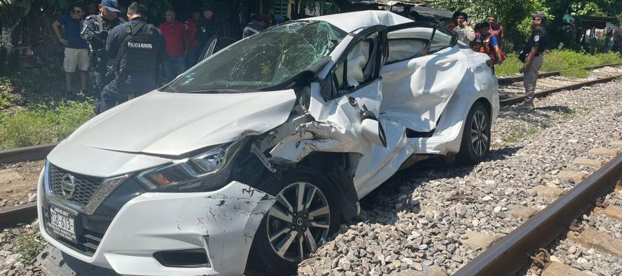 Vehículo es arrollado por Tren Interoceánico en Veracruz