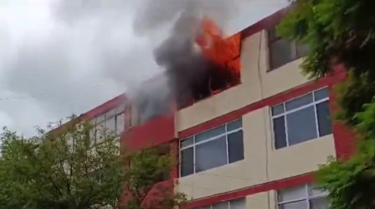 Incendio consume departamento en Monterrey; no se reportan heridos