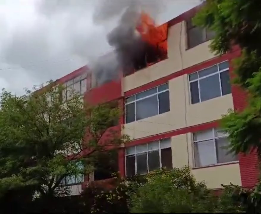 Incendio consume departamento en Monterrey; no se reportan heridos