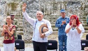 "No sé si un día podré curarme de ti": Layda se despide de AMLO en Campeche