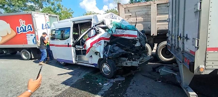 Aparatoso accidente deja 2 heridos y daños en 6 vehículos en la Villahermosa – Frontera