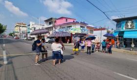 También con bloqueo en la Av. Mina colonos de la zona Centro denunciaron daños en el drenaje sanitario