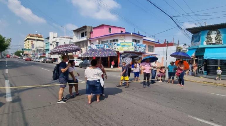 También con bloqueo en la Av. Mina colonos de la zona Centro denunciaron daños en el drenaje sanitario