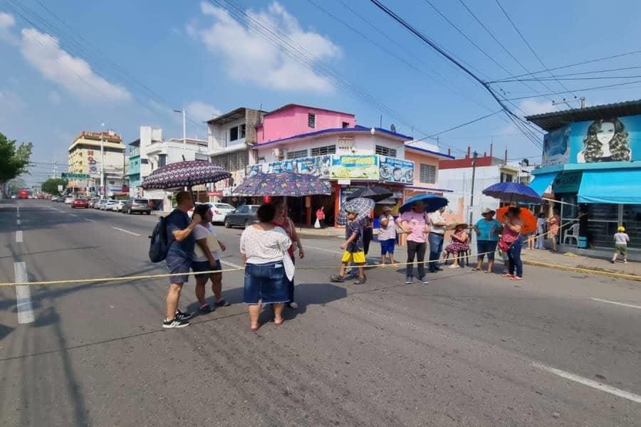 También con bloqueo en la Av. Mina colonos de la zona Centro denunciaron daños en el drenaje sanitario